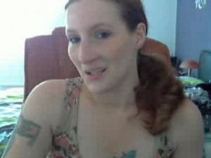 Webcam Girl mit Tattoo