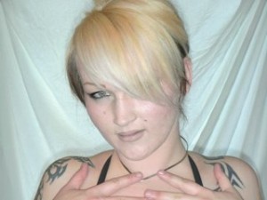 Neues Blondine zeigt ihre Tattoos vor der Webcam